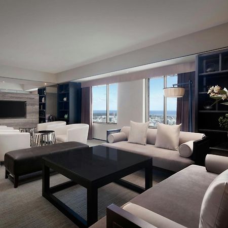 Sheraton Taitung Hotel Luaran gambar A living room in a suite at the Ritz-Carlton, Dubai