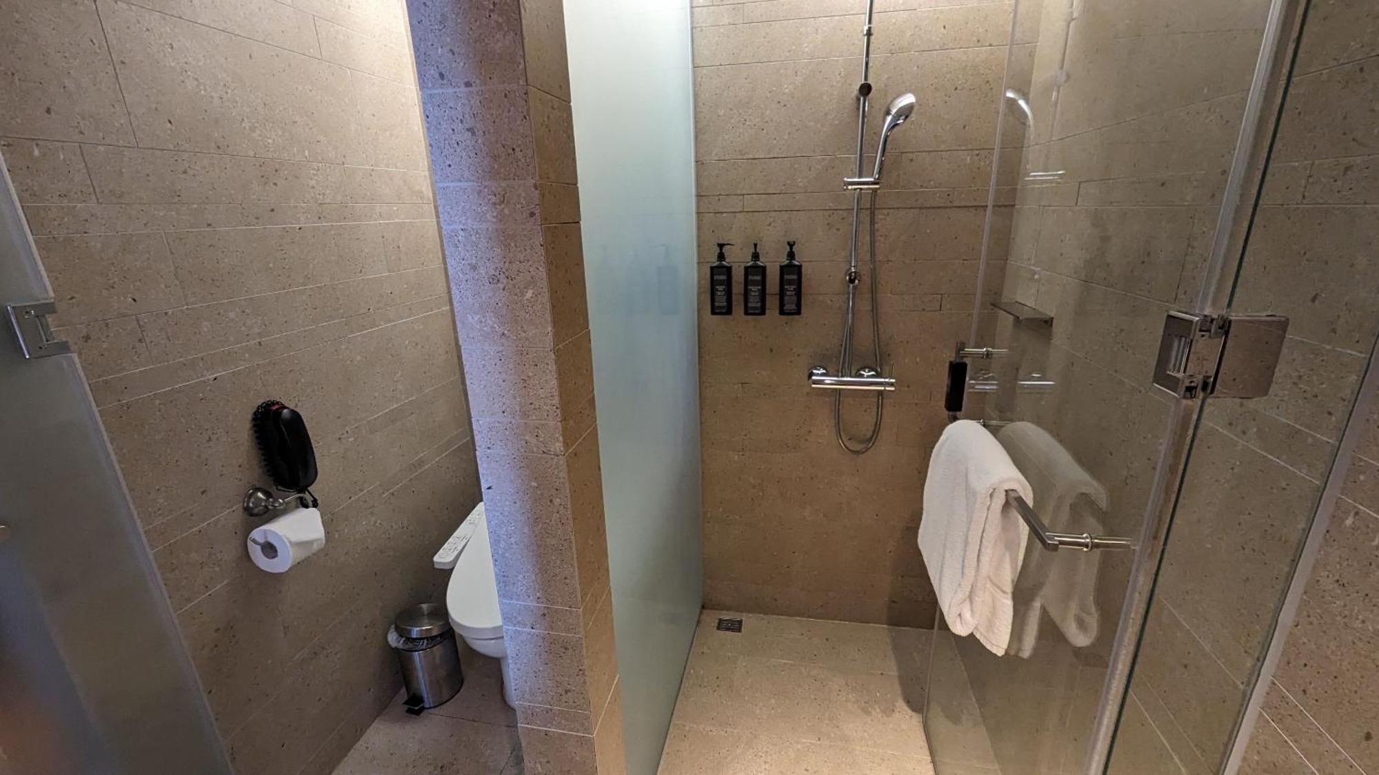 Sheraton Taitung Hotel Luaran gambar A shower cubicle in a hotel