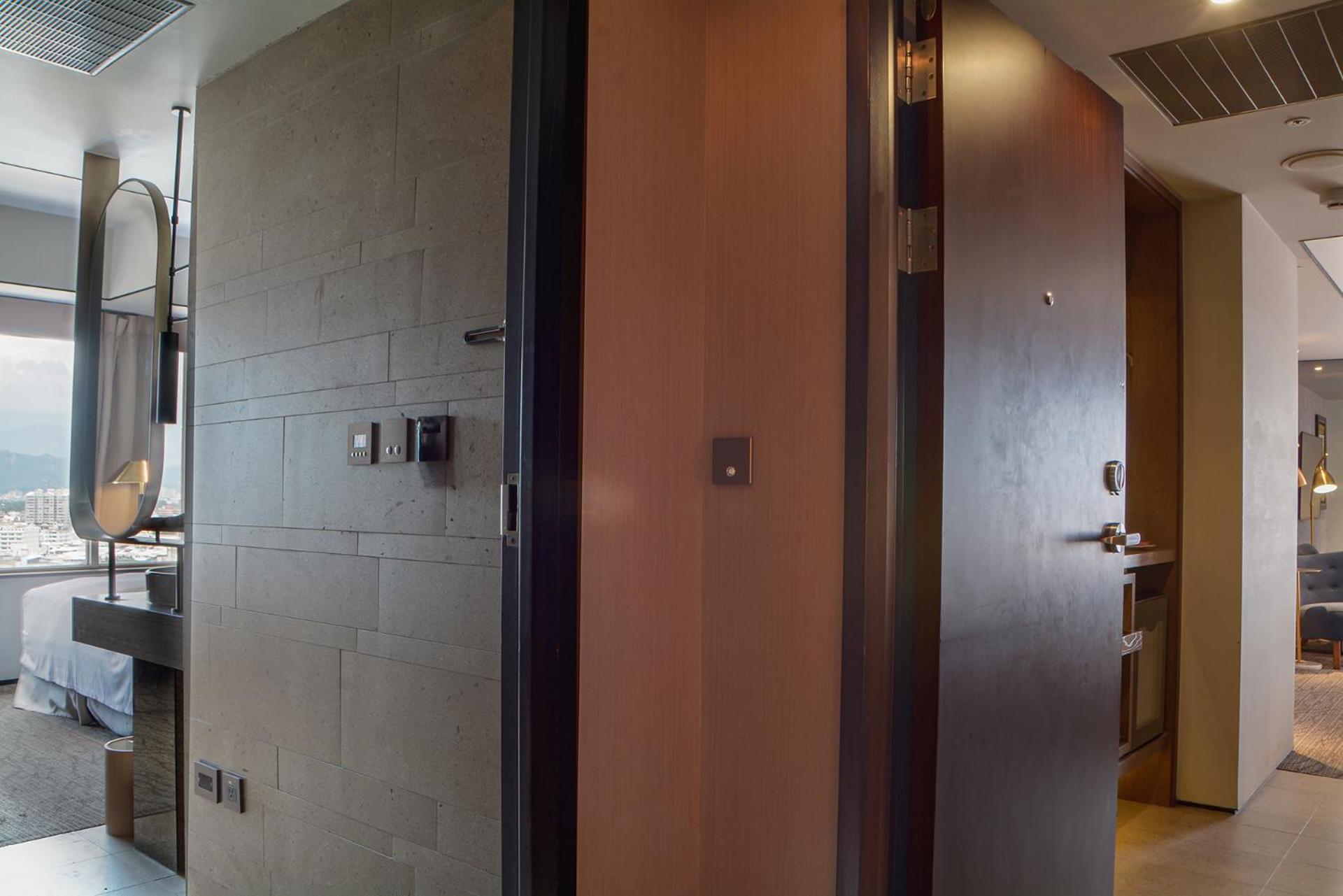 Sheraton Taitung Hotel Luaran gambar A sliding door