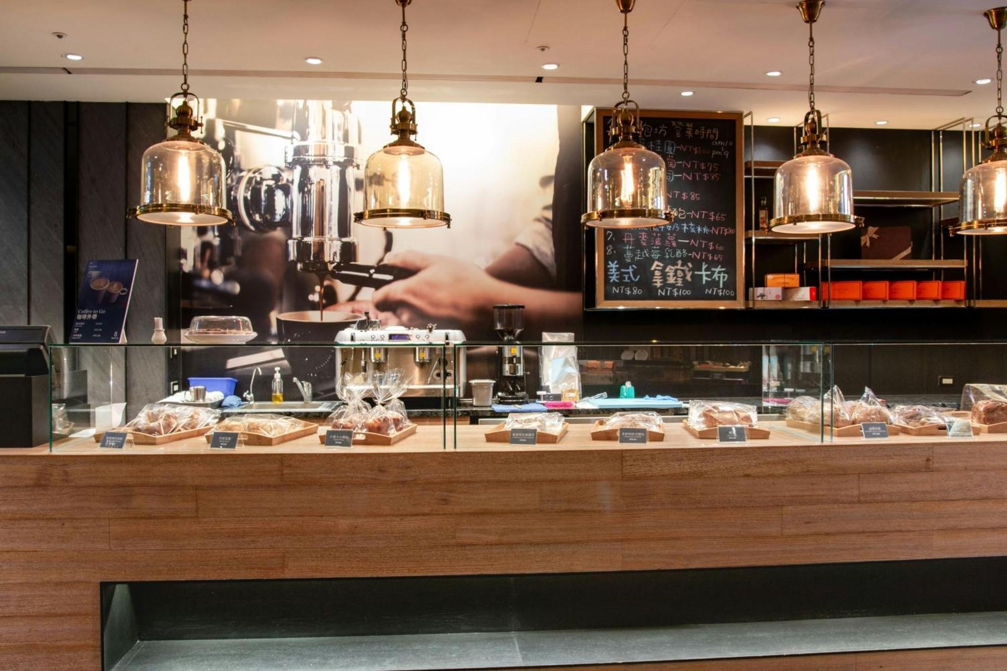 Sheraton Taitung Hotel Luaran gambar A barista at work