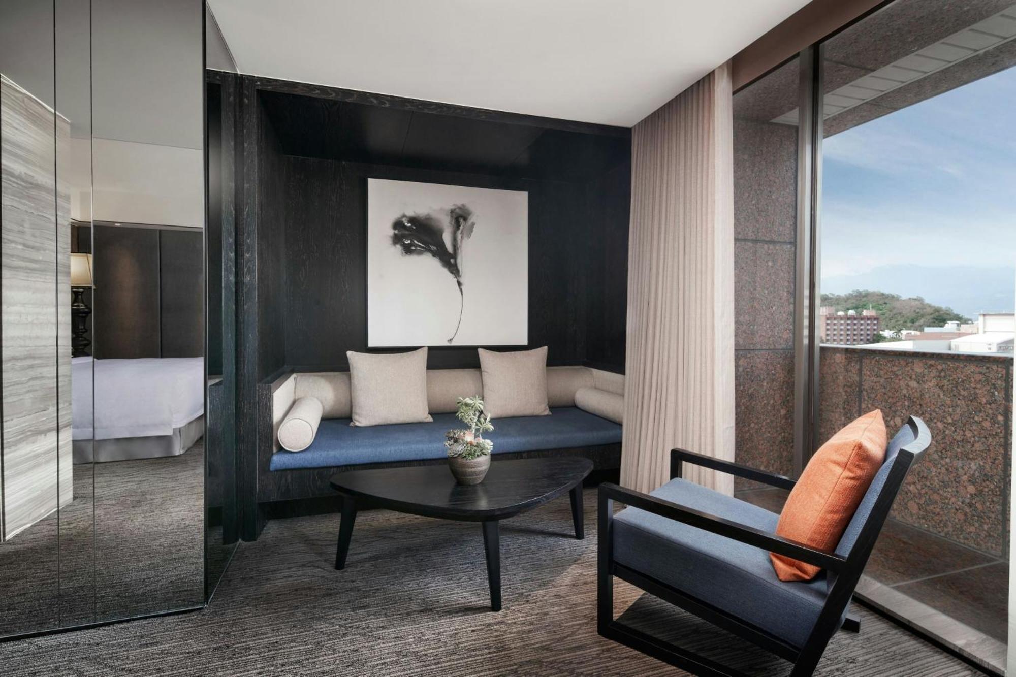Sheraton Taitung Hotel Luaran gambar A suite at the hotel