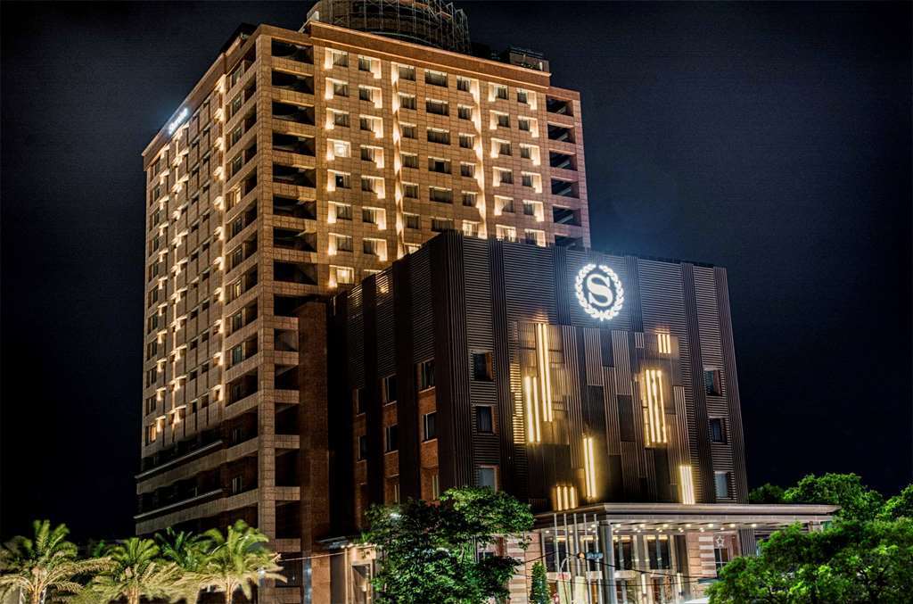 Sheraton Taitung Hotel Luaran gambar The hotel at night