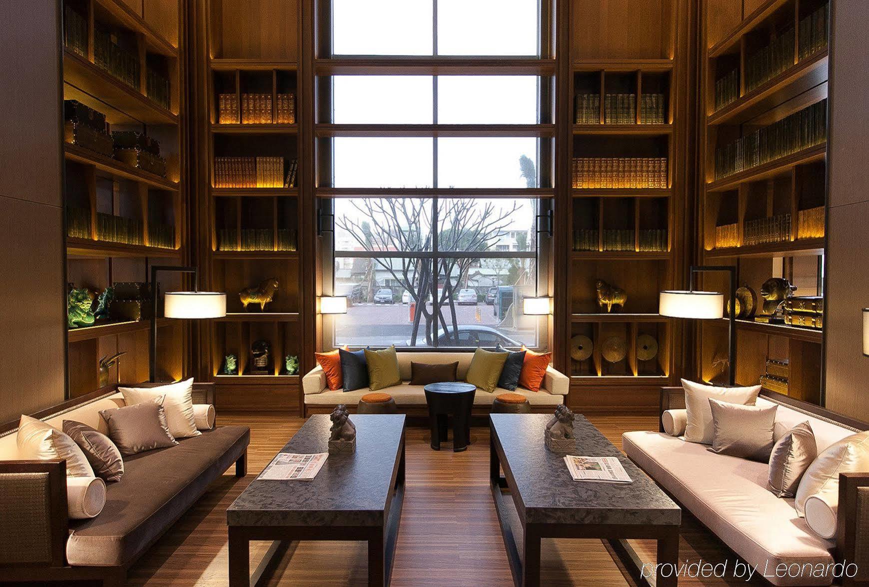 Sheraton Taitung Hotel Luaran gambar Library at The Temple House